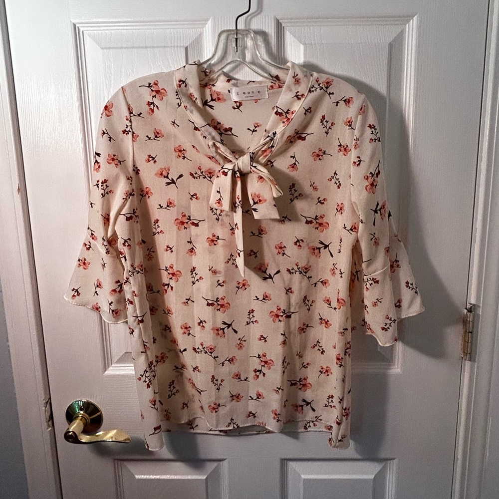 I GOT C Made in Korea  Flowered Off White Blouse w/ pink flowers
